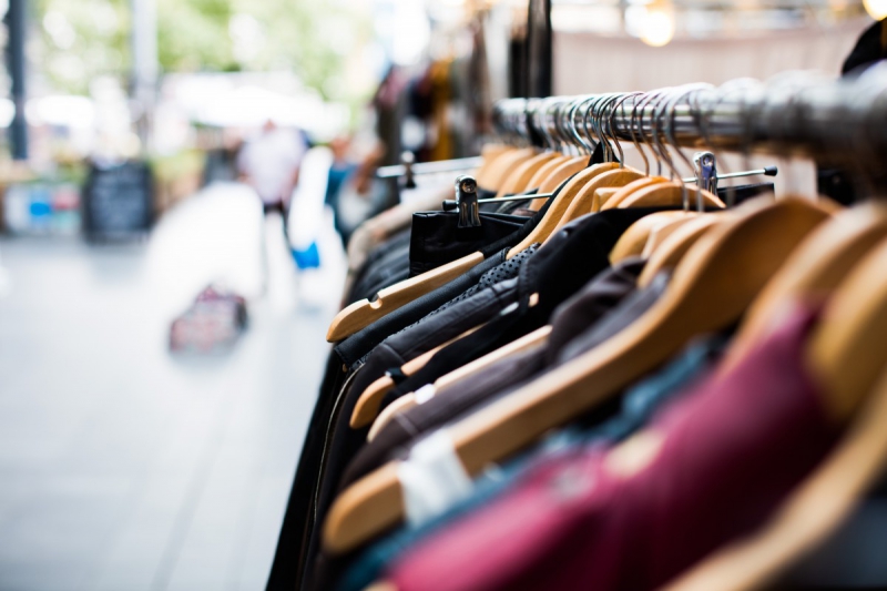ecommerce-CUEBRIS-min_blur_close_up_focus_hanger_jacket_market_people_rack-1176303