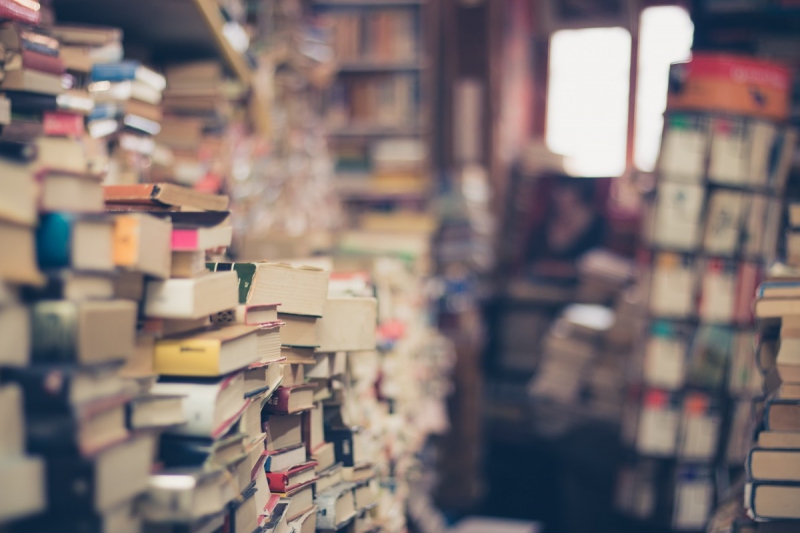 ecommerce-CUEBRIS-min_books_stack_book_store_stack_of_books_2nd_hand_retro_hipster_shop-829090